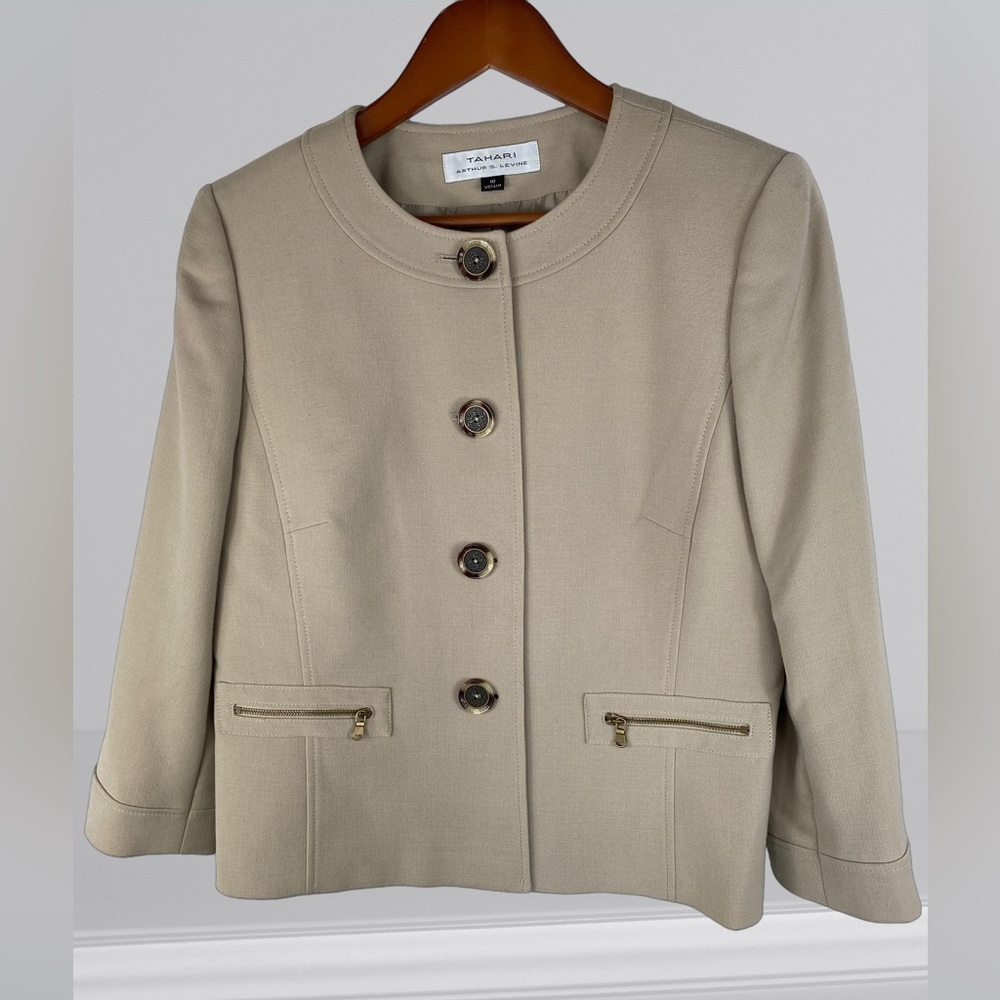 Tahari Blazer Jacket Sz 10 Fully Lined Darting Oversized Buttons